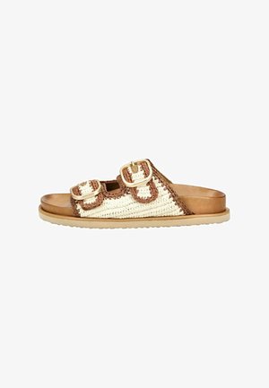 Vevet slip-on sandaler i creme og brun med to justerbare stropper med gyldne spænder og en tekstureret sål for godt greb.