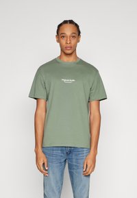 Jack & Jones JORVESTERBRO CREW NECK - Triko s potiskem - laurel wreath