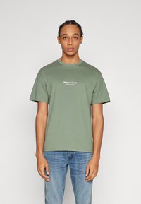 Jack & Jones - JORVESTERBRO TEE CREW NECK  - Camiseta estampada - laurel wreath Imagen en miniatura 1