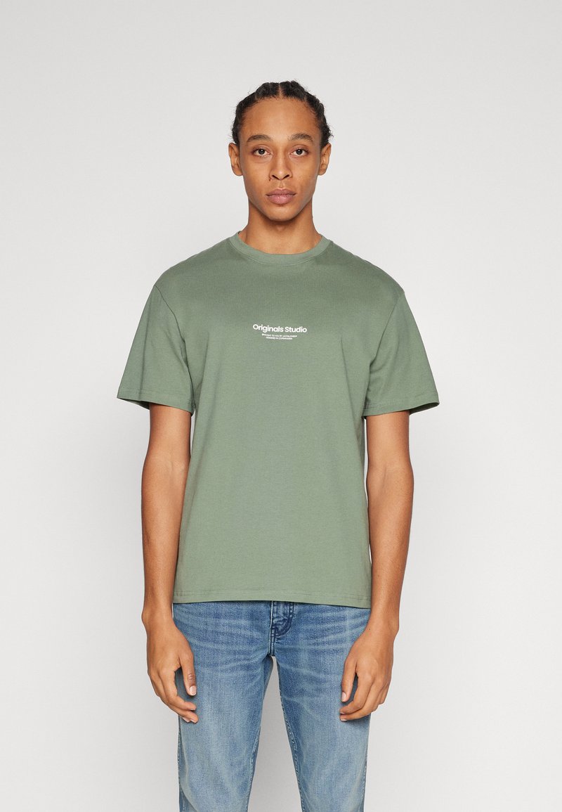 Jack & Jones - JORVESTERBRO TEE CREW NECK  - Tricou cu imprimeu - laurel wreath, Extindeți