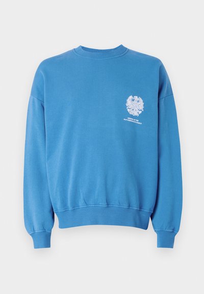 Blaues Sweatshirt mit rundem Halsausschnitt, gerippten Bündchen und Saum sowie einem weißen grafischen Emblem auf der linken Brust. Glattes Baumwollmaterial.