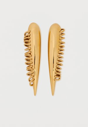 Poros auksuoto metalo plaukų segtukai su pailga lašo formos forma ir dekoratyvinė spiralės vielos detalė palei vieną kraštą.