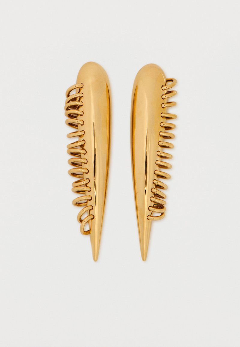 Ζευγάρι γυαλισμένων κλιπ μαλλιών από μεταλλικό υλικό σε χρυσό τόνο, με επιμηκυμένο σχήμα δακρύου και διακοσμητική σπειροειδή λεπτομέρεια κατά μήκος μιας πλευράς.