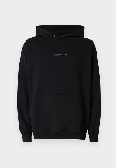 Hoodie nero realizzato in tessuto misto cotone. Presenta una tasca frontale a marsupio, cappuccio con cordoncino e logo bianco sul petto.