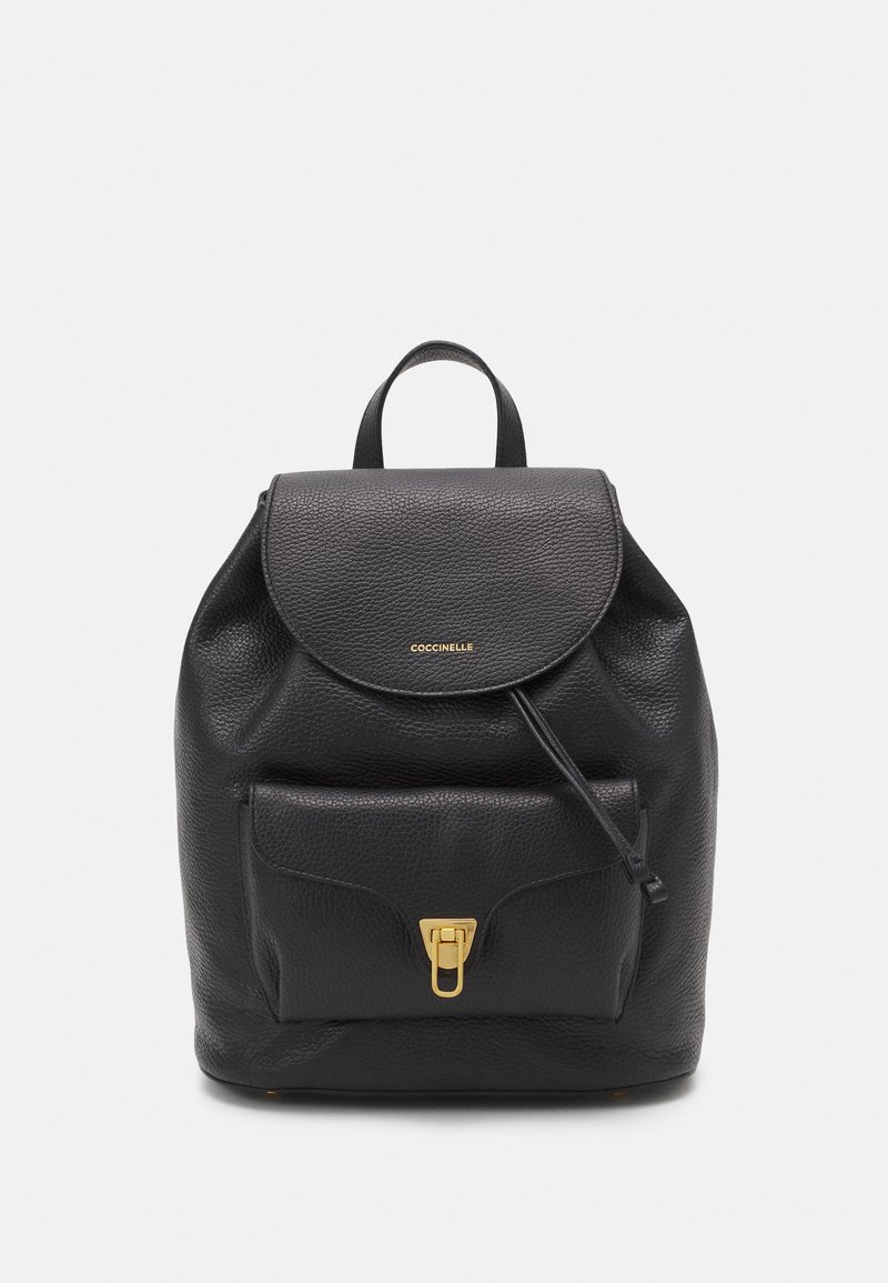 Sort læderrygsæk med en rund klap, frontlomme, guldfarvede hardware og en struktureret overflade. Inkluderer en toprem og justerbare stropper.