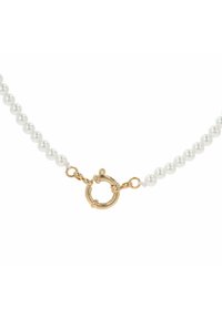 Collana di perle bianche con un fermo rotondo in oro. Le perle sono lisce e uniformi nella forma. Il fermo presenta un design semplice e circolare.
