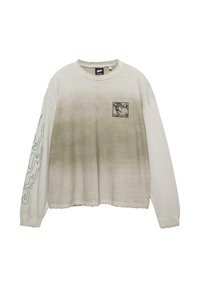 Vaaleanharmaa pitkähiha t-paita, jossa laatikkokuvio ja tummanvihreä kuvio yhdellä hihalla. Päällä on liukuväri vaaleasta tummempaan harmaaseen.