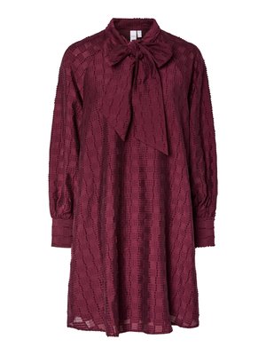 Rochie midi burgundă cu fundă la gât. Mâneci lungi, țesătură texturată cu un model vertical cu dungi și mansete încrețite.