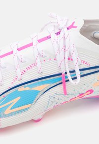 Puma ULTRA 5 ULTIMATE UP FG - Fußballschuhe für festen Untergrund - white/luminous blue/poison pink/fizzy melon