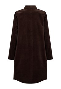 Brun manchestklänning med krage och långa ärmar, med en rundad fåll och strukturerat tyg för ett varmt, mjukt utseende.