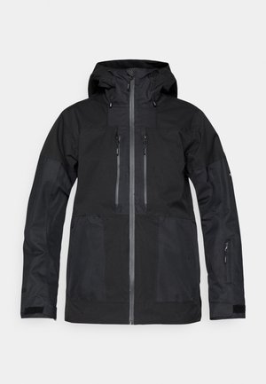 Fekete vízhatlan dzseki kapucnival, több cipzáras zsebbel, valamint különböző textúrájú és sima panelek kombinációjával a tartósság és stílus érdekében.