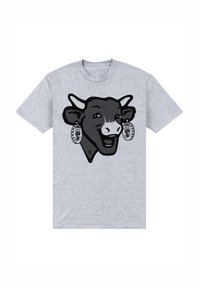 Graues T-Shirt mit einem schwarzen Grafikmotiv einer Kuh mit gepunkteter Textur und großen Ohrringen, rundem Hals und kurzen Ärmeln.