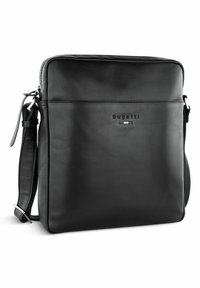 Borsa a spalla in pelle nera con chiusura a zip, tracolla regolabile, texture liscia e un logo sottile impresso sul davanti.