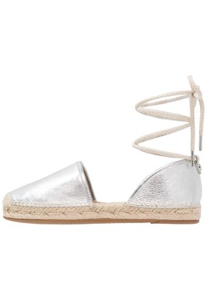 Espadrillas piatte argento con suola in iuta intrecciata e lacci beige da annodare alla caviglia, punta chiusa anteriore e lati aperti.