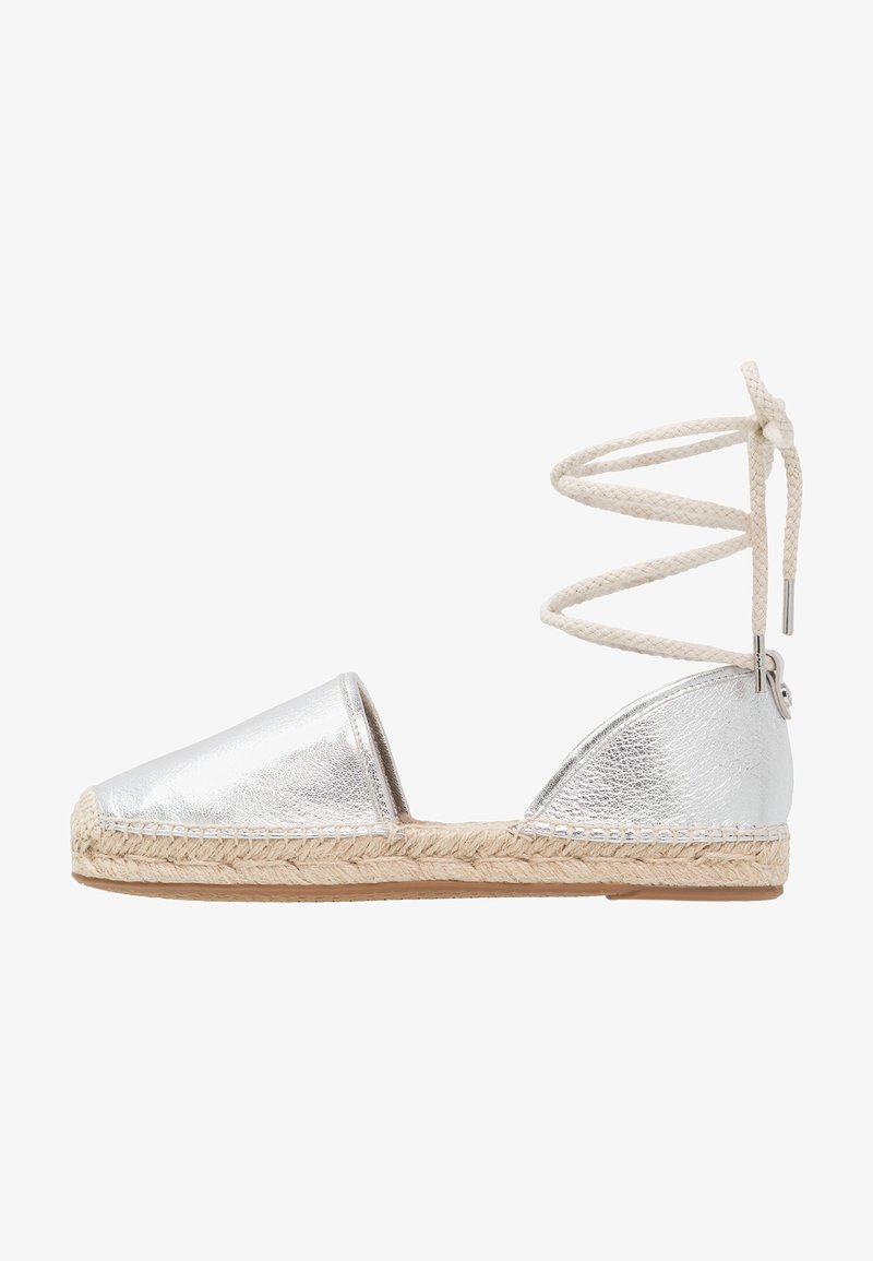 Espadrille plate argentée avec semelle en jute tressée et lacets beiges à nouer autour de la cheville, bout fermé et côtés ouverts.