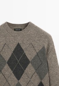 Maglione marrone in lana con motivo argyle a rombi in grigio scuro e nero e scollatura a girocollo, etichettato Massimo Dutti.