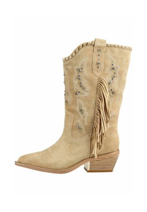 Botte de cow-boy beige en daim mi-mollet avec surpiqûres décoratives, clous métalliques, détail frangé sur le côté et talon en bois superposé.