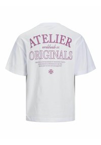 Bijela pamučna majica s ljubičastim natpisom na leđima, koji uključuje "ATELIER" i "ORIGINALS," s opuštenim krojem i kratkim rukavima.