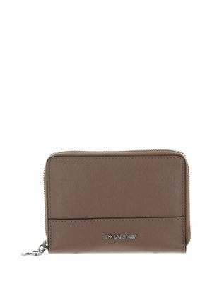 Portefeuille en cuir marron avec fermeture éclair, doté d'une surface texturée et d'un détail logo en métal. Forme rectangulaire mince, conçu pour la commodité.