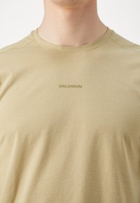 Salomon TRACKLINE TEE - Αθλητικό μπλουζάκι - gray green