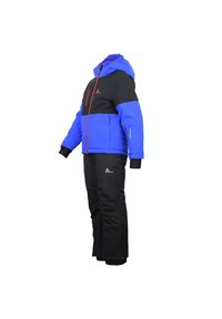 Chaqueta de invierno aislada en azul y negro con capucha, con acentos rojos y bolsillos con cremallera; combinada con pantalones aislantes negros.