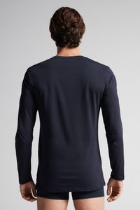Langarmshirt in Marineblau aus glattem Stoff, mit Rundhalsausschnitt, geradem Saum und taillierten Ärmeln, von hinten dargestellt.