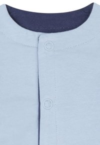 Ljust blå bomullsplagg med marinblå krage. Har en knappstängning med två knappar; slät textur och en enkel, klassisk design.