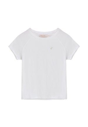 Biała koszulka z krótkim rękawem, okrągłym dekoltem i rękawami raglanowymi. Ma małe, dyskretne logo po lewej stronie klatki piersiowej. Gładka tekstura.