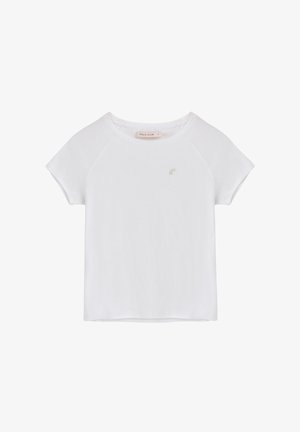 Biała koszulka z krótkim rękawem, okrągłym dekoltem i rękawami raglanowymi. Ma małe, dyskretne logo po lewej stronie klatki piersiowej. Gładka tekstura.