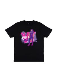 Sort kortærmet t-shirt med en farverig grafik, der har teksten "WILD Style" samt en illustreret figur i pink med krøllet hår.