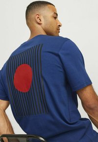 R.D.D. ROYAL DENIM DIVISION RUNDHALS - Marškinėliai su spaudiniu - estate blue