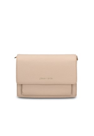 Beige lederen crossbodytas met klep sluiting, subtiele korrelstructuur en klein geperst "pierre cardin" logo aan de voorkant.