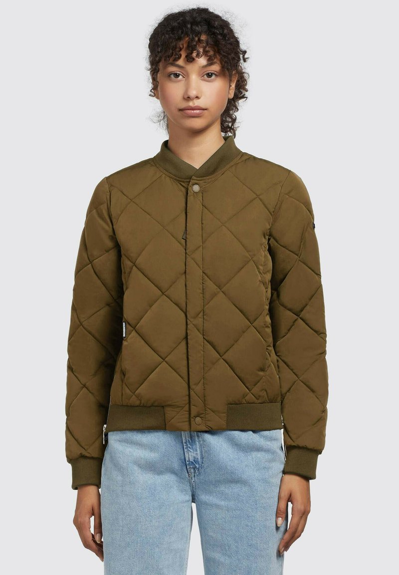 Olivovo zelená prešívaná bomber bunda so zapínaním na cvoky, rebrovanými manžetami a spodným lemom, s hladkou, ľahkou textúrou.