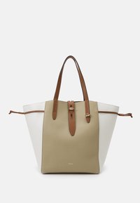Sac fourre-tout bicolore beige et blanc avec poignées marron et détail d'une bande centrale, surface en cuir texturé, et logo doré discret au centre en bas.