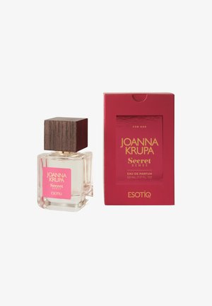 Woda perfumowana w przezroczystej szklanej butelce z drewnianą kwadratową zakrętką. Towarzyszy jej różowo-złote pudełko oznaczone etykietą "Joanna Krupa Secret Sense."
