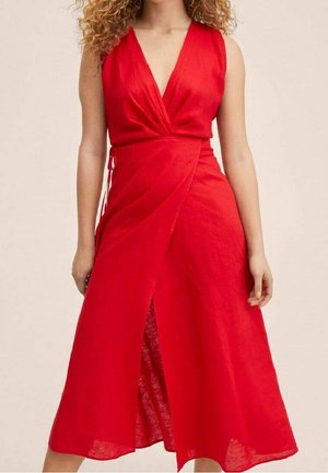 Robe rouge enroulée avec un décolleté en V profond, des manches courtes et une fente sur le côté. Fabriquée en tissu léger, elle possède une taille nouée pour un ajustement ajustable.