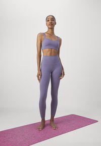 Nike Performance ZENVY - Leggingek - purple