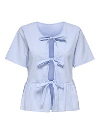 Blouse à manches courtes rayée en bleu clair et blanc, avec un col en U, une fermeture à nouer à l'avant et un ourlet à basques. Tissu en coton doux.