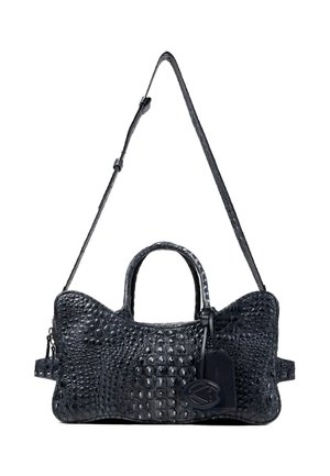 Sort tekstureret læderhåndtaske med justerbar skulderrem, to håndtag og fastgjort rejsetag med dekorativt emblem.