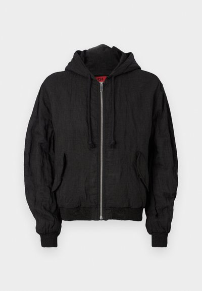 Juodas bomber stiliaus švarkas pagamintas iš lengvos medžiagos, turi gobtuvą, priekinį užtrauktuką, gumuotas rankoves ir laisvą kirpimą. Įrengtos dvi šoninės kišenės.