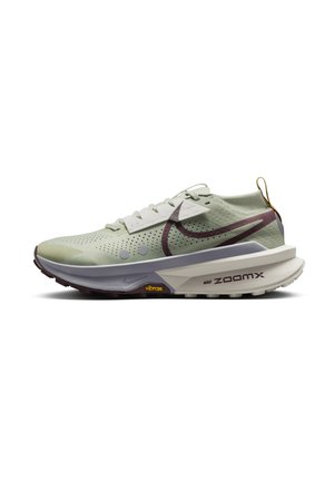 Lysegrøn Nike ZoomX løbesko med vinrød swoosh, hvid mellemsål, Vibram ydersål og trækkeløkke ved hælen, vist i profil.
