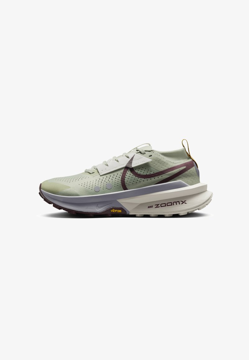 Chaussure de course Nike ZoomX vert clair avec swoosh bordeaux, semelle intermédiaire blanche, semelle extérieure Vibram et languette au talon, vue de profil.