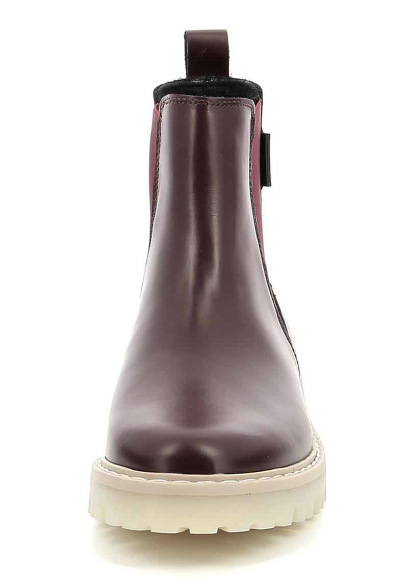 Bottines Chelsea en cuir bordeaux avec panneaux latéraux élastiques, une languette et une semelle en caoutchouc blanche épaisse. Texture lisse et design épuré.