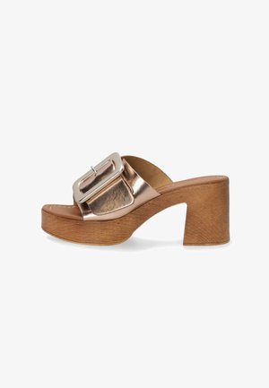 Metallic rosegold Riemensandale mit einem breiten Riemen, der eine große silberne Schnalle aufweist, Holzblockabsatz und strukturiertem Sohlen.