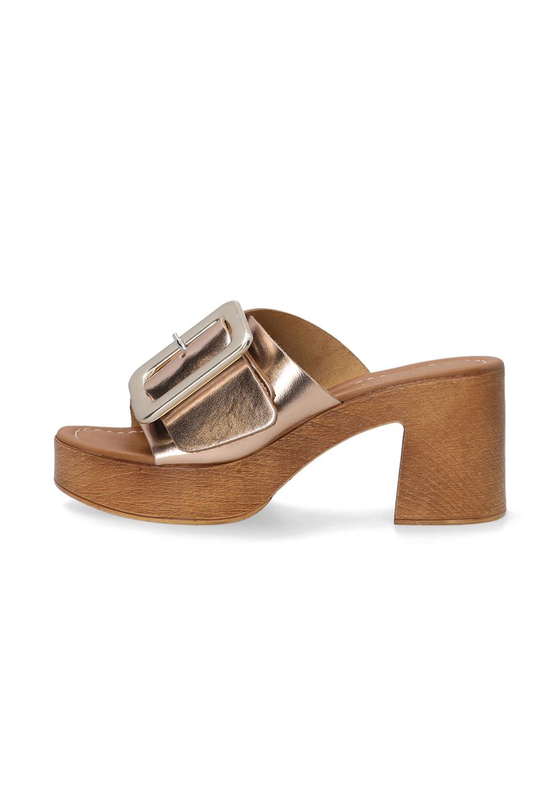 Metalen rosegouden slide sandaal met een brede strap en een grote zilveren gesp, houten blokhak en een gestructureerde zool.