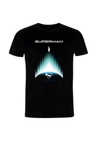 Černé tričko s nápisem "SUPERMAN", siluetou létající vzhůru, modrými gradientními paprsky a logem Supermana nad částečnou siluetou Země.