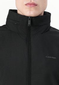 Calvin Klein Vodotesná bunda - black