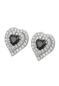 Szív alakú fülbevalók, középen egy fekete drágakővel, amelyet két réteg kis, világos, csillogó kő vesz körül ezüst keretben.