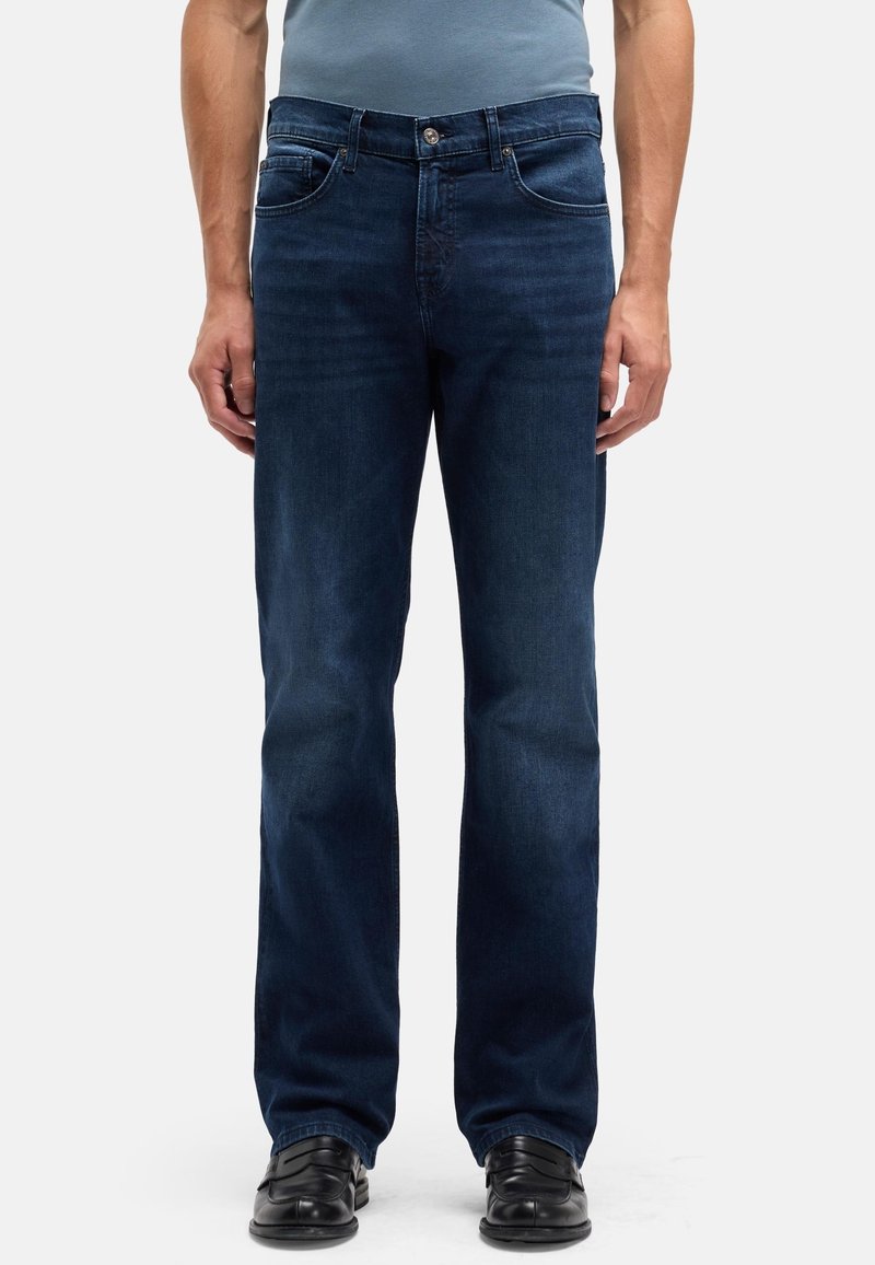 Ciemnoniebieskie jeansy z prostą nogawką, wyposażone w przednie kieszenie, metalowy guzik w pasie oraz starannie wykończone na dole.
