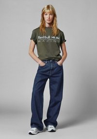 Red Bull Racing x Pepe Jeans RED BULL RACING LOGO DRIVER TEE - Marškinėliai su spaudiniu - green